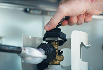 Handy Grill Tank Crank locks on securely